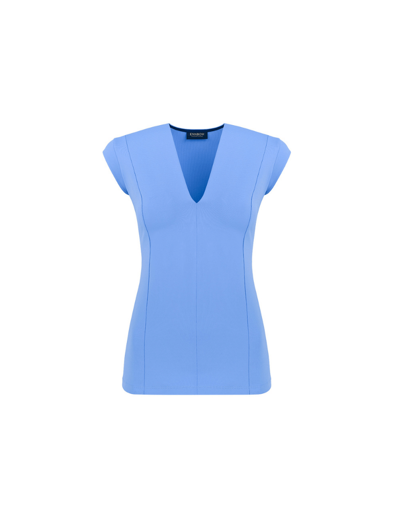 Bluzka biznesowa w kolorze jasnoniebieskim, dekolt w ostry szpic z krótkim rękawem zakrywającym pachę. Idealna pod marynarkę
