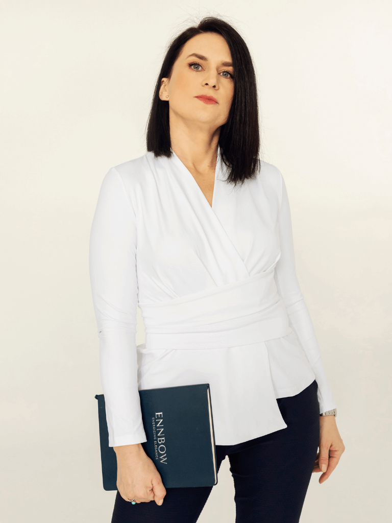 Biała elegancka bluzka do pracy z długim rękawem i pasem w talii, elastyczny i wygodny materiał