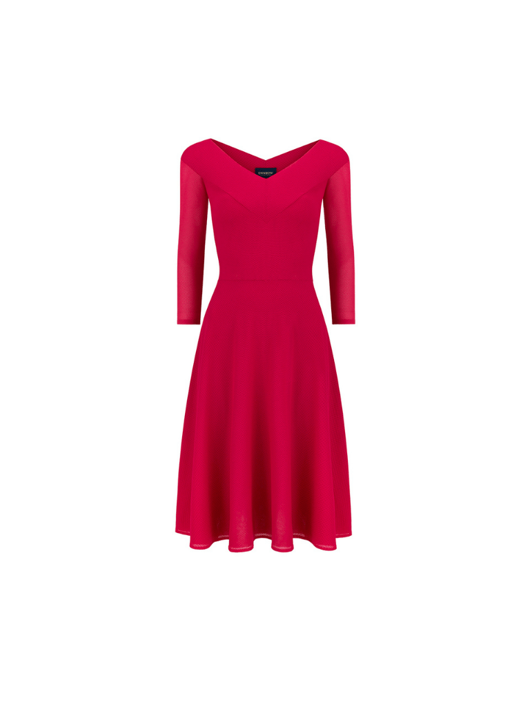 Czerwona sukienka w literę A, rozkloszowana spódnica, romantyczny dekolt